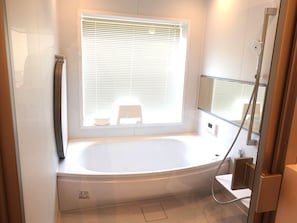Ensemble douche/baignoire, sèche-cheveux, serviettes fournies, savon