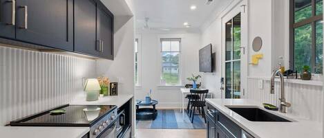 Kjøleskap, mikrobølgeovn, ovn og kokeplater