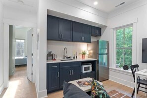 Réfrigérateur, micro-ondes, batterie de cuisine, vaisselle et ustensiles