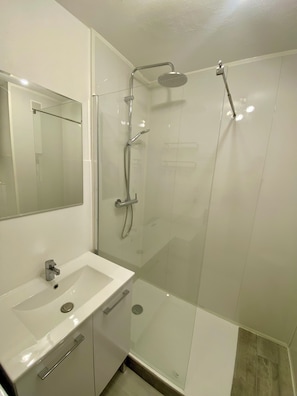 Shower, towels - Superb studio with terrace near the sea (Saint-Mandrier-sur-Mer)