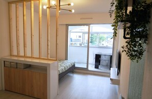 1 bedroom, bed sheets