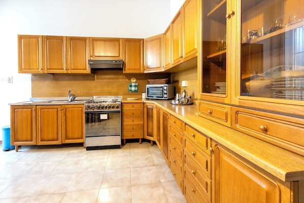Fridge, cookware/dishes/utensils, spices