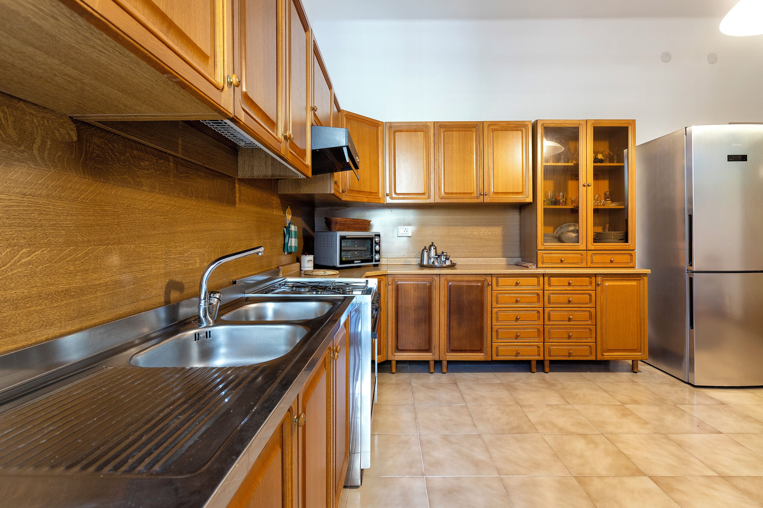 Réfrigérateur, batterie de cuisine, vaisselle et ustensiles, épices