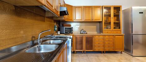 Refrigerador, utensilios de cocina y condimentos