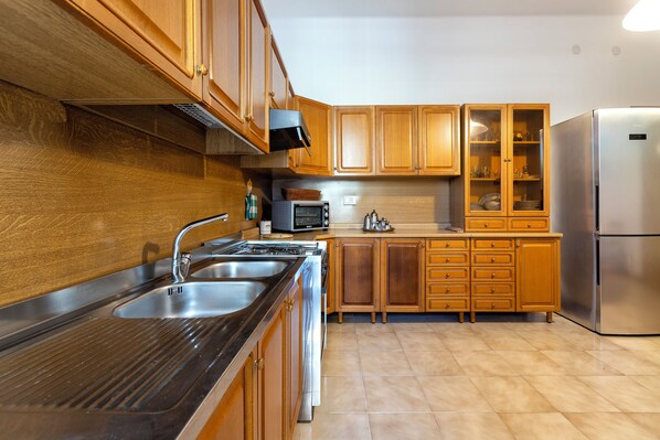 Réfrigérateur, batterie de cuisine, vaisselle et ustensiles, épices