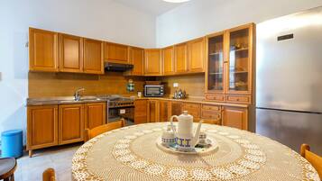 Fridge, cookware/dishes/utensils, spices