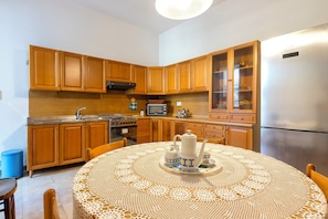 Fridge, cookware/dishes/utensils, spices