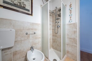 Een douche, een haardroger, handdoeken