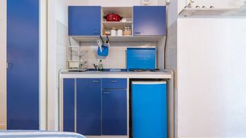 Réfrigérateur, micro-ondes, plaque de cuisson, cafetiÚre/bouilloire