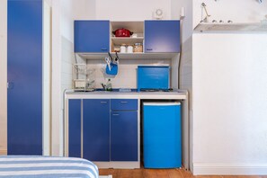 Fridge, microwave, stovetop, coffee/tea maker - Studio Apartment 'Monolocale Costa Rei' with Private Terrace, Shared Garden and Air Conditioning (Costa Rei)