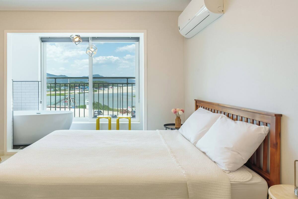 Basic Room, 1 Bedroom (201(Ocean View/ Therapy bathtub)) | 1 bedroom, WiFi (free)