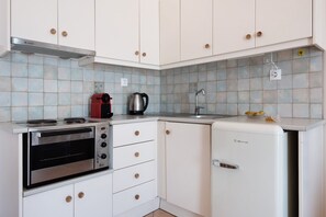 Fridge, stovetop, coffee/tea maker, electric kettle