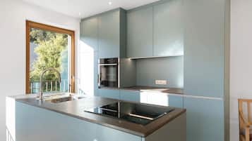Frigorifero, microonde, forno, piano cottura