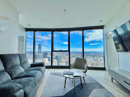 Brisbane Skytower -Sky High- 3 bedroom luxury Apartment with 2 bathrooms.