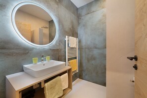 Dusche, Haartrockner, Handtücher