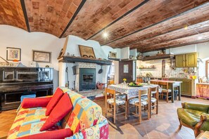 Interior - Apartment 'Agriturismo San Domenico-Il Roseto' with Private Pool, Shared Terrace and Wi-Fi (Unknown)