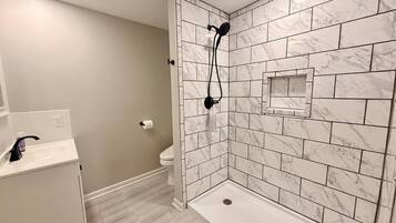 Douche, sĂšche-cheveux, bidet, serviettes fournies