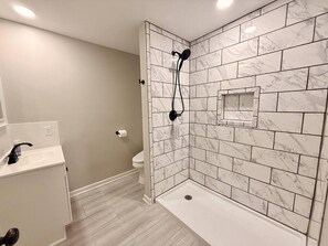 Shower, hair dryer, bidet, towels