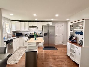 Fridge, microwave, oven, stovetop - Whisker Ridge: A Cozy 3-Bedroom Cottage (Beattyville)