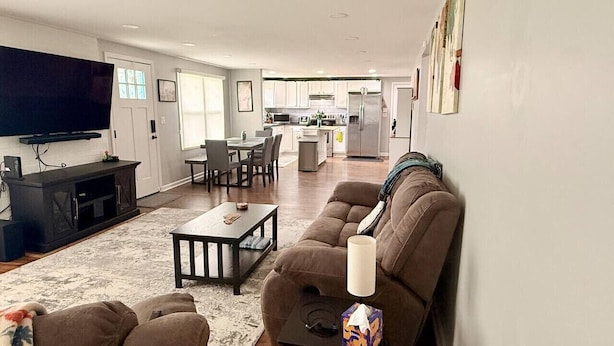 Una sala moderna con un sofá, una mesa de centro y un mueble para la televisión.