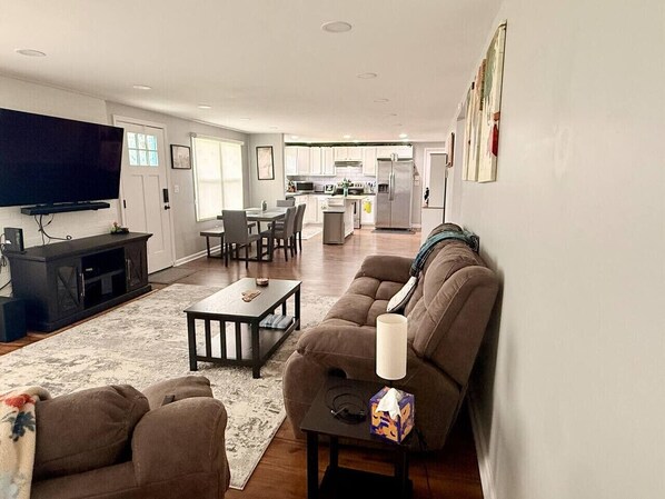 Smart TV, stereo, computer monitors - Whisker Ridge: A Cozy 3-Bedroom Cottage (Beattyville)