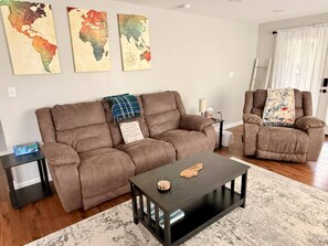 Smart TV, stereo, computer monitors - Whisker Ridge: A Cozy 3-Bedroom Cottage (Beattyville)