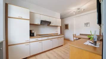 Kühlschrank, Herdplatte, Wasserkocher mit Kaffee-/Teezubehör