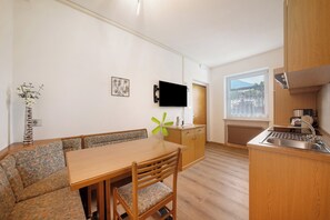 Kylskåp, spishäll, kaffe- och tebryggare och vattenkokare