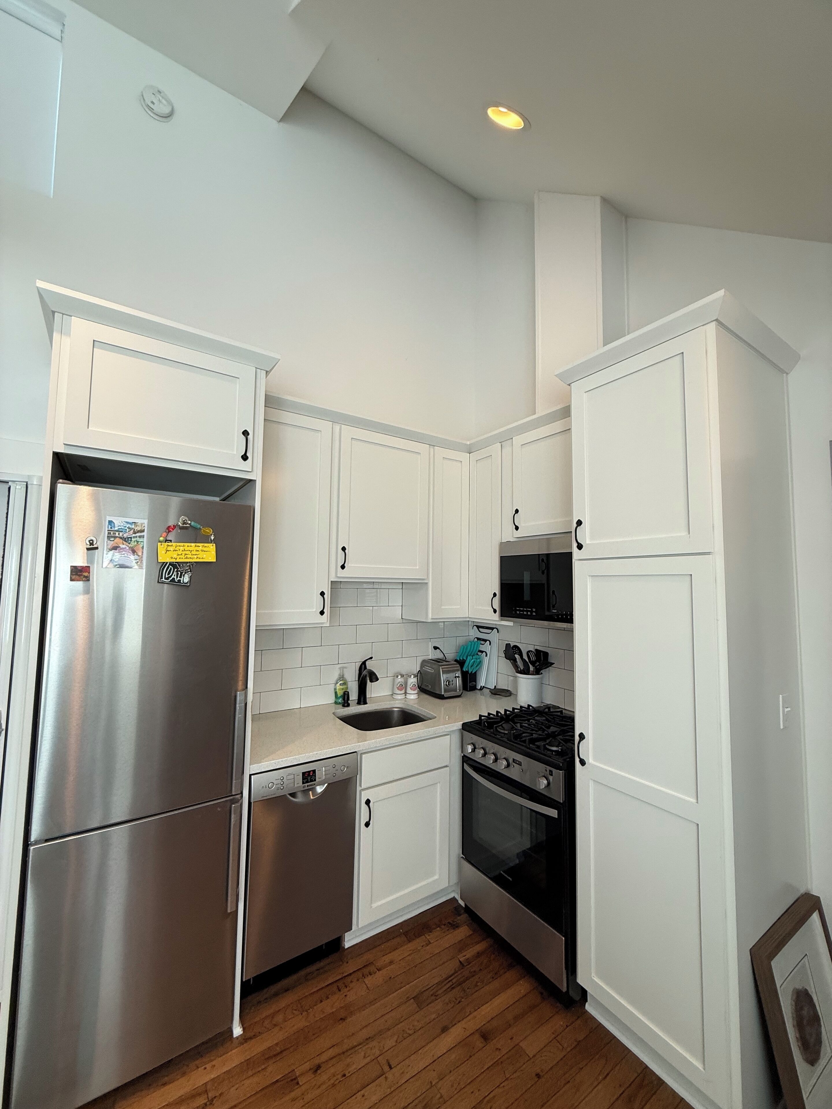 Mikrobølgeovn, ovn, kokeplater og oppvaskmaskin