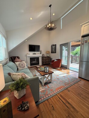 Smart TV y chimenea 