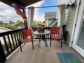Outdoor dining - Birds Nest, Only blocks to downtown Snohomish (Snohomish)