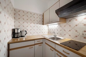 Kühlschrank, Herdplatte, Wasserkocher mit Kaffee-/Teezubehör