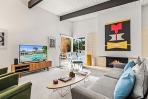 Smart TV y chimenea 