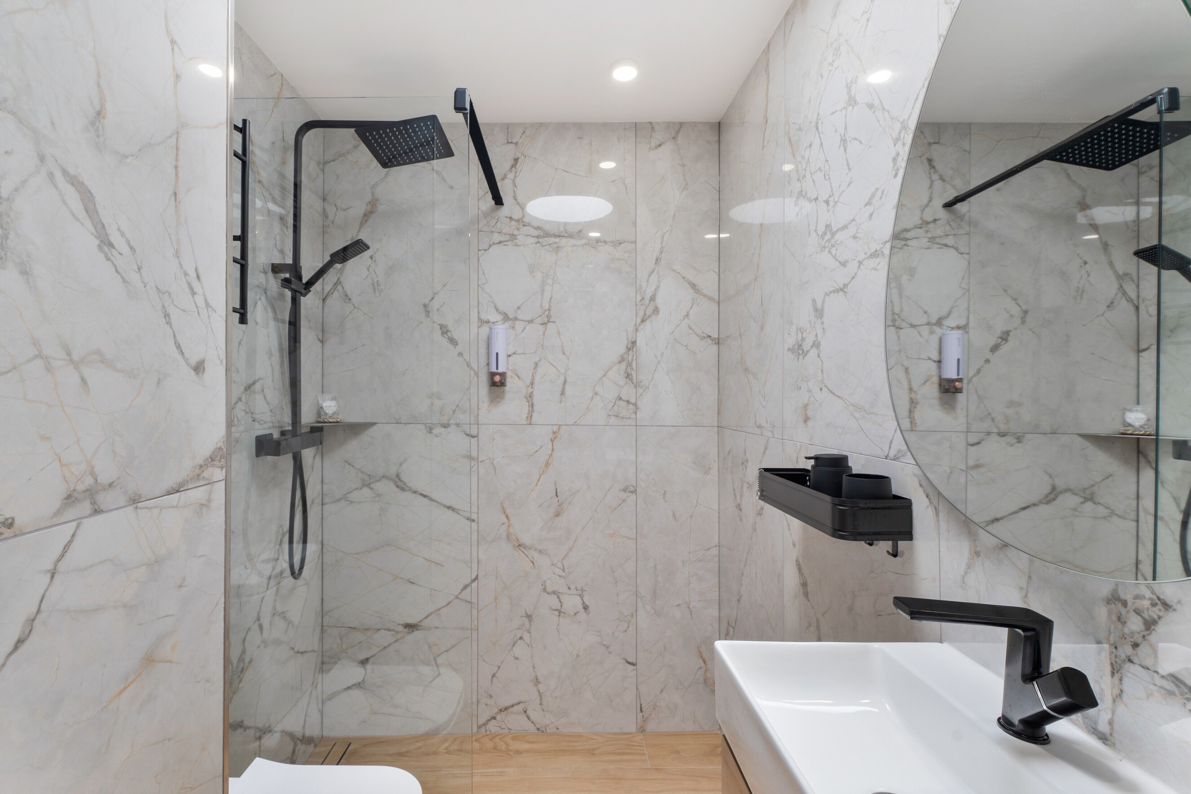 Een douche, een haardroger, handdoeken
