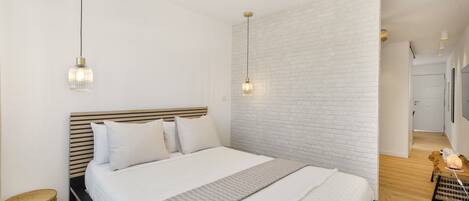 Tabla de planchar con plancha, wifi gratis, ropa de cama