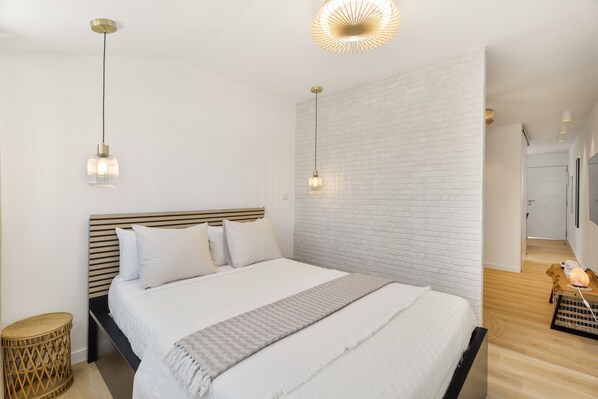 Tabla de planchar con plancha, wifi gratis y ropa de cama 