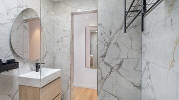 Douche, sĂšche-cheveux, serviettes fournies