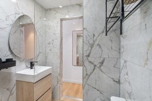 Regadera, secadora de cabello, toallas 