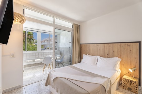 Free WiFi, bed sheets. Vacation Studio 'Hand Made Suite' with Shared Pool, Wi-Fi & Air Conditioning