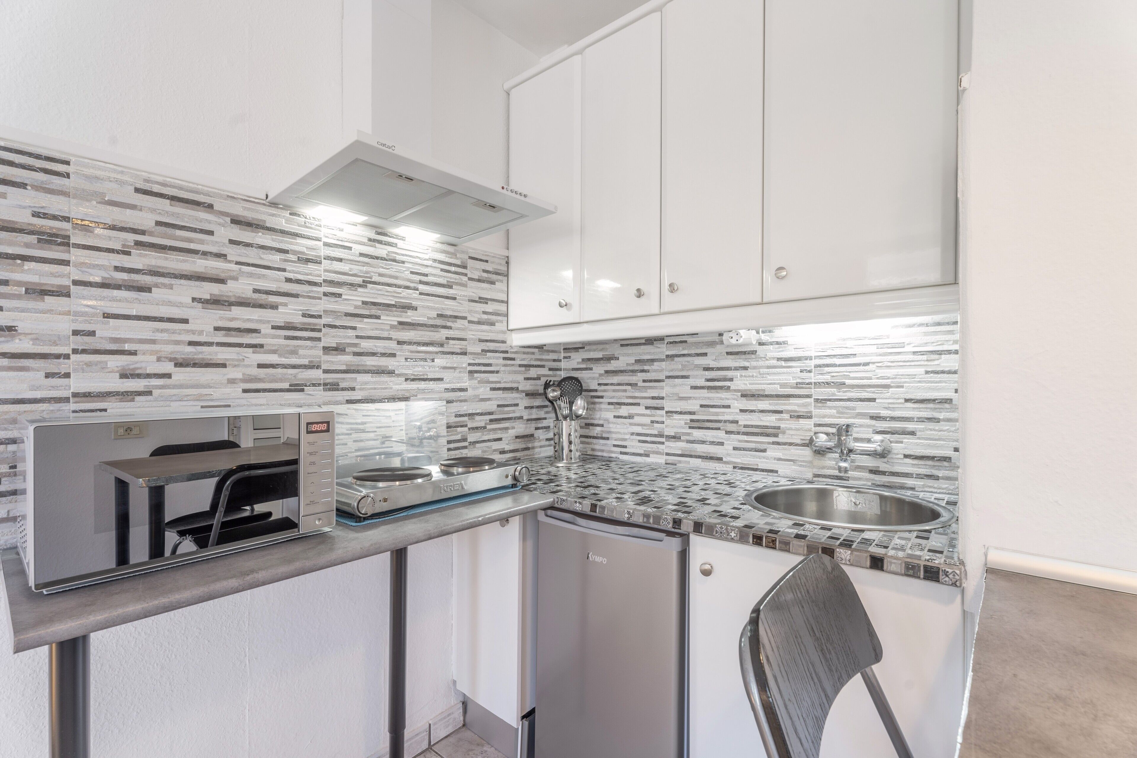 Kylskåp, mikrovågsugn, spishäll och kaffe- och tebryggare