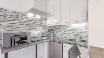 Kylskåp, mikrovågsugn, spishäll och kaffe- och tebryggare