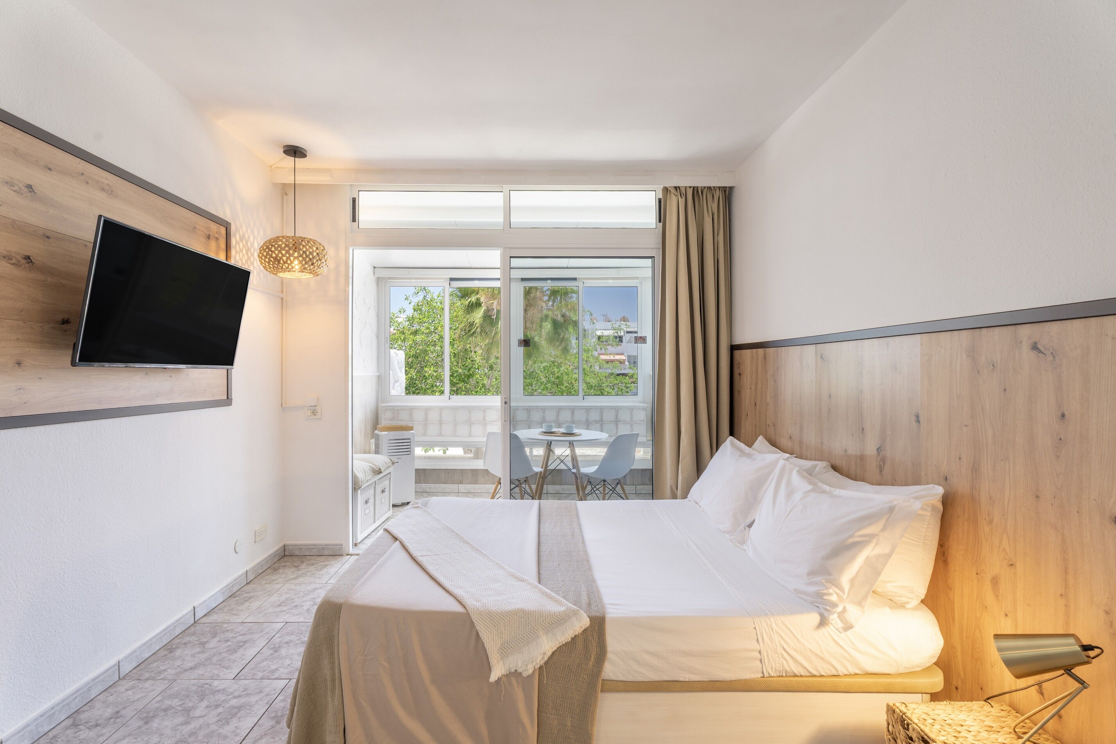 WiFi (無料)、ベッドシーツ