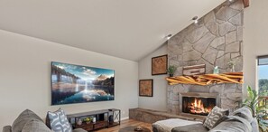 Smart TV, fireplace, foosball, books - Downtown Close Lake View with Tesla Charging (Coeur D Alene)