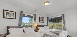 4 bedrooms, desk, iron/ironing board, free WiFi - Downtown Close Lake View with Tesla Charging (Coeur D Alene)