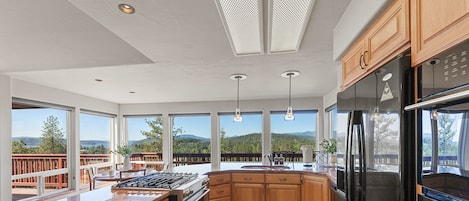 冷蔵庫、電子レンジ、オーブン、コンロ