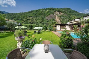 Outdoor dining - Apartment 'Rosalie  10' with Mountain View, Shared Pool and Wi-Fi (Lana)