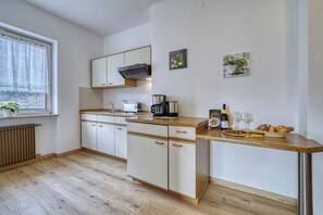 Kylskåp, spishäll, kaffe- och tebryggare och vattenkokare