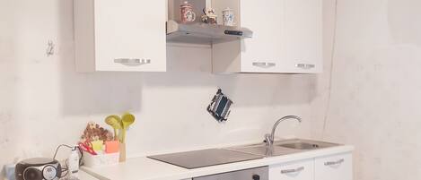 Kühlschrank, Ofen, Herdplatte, Kochgeschirr/Geschirr/Besteck