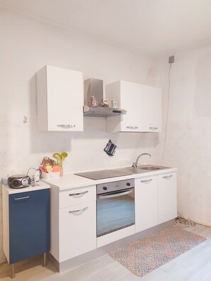 Kylskåp, ugn, spishäll och grytor/köksredskap