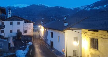 Ferienwohnung 'Antica Casa Montengian' mit Bergblick und Balkon